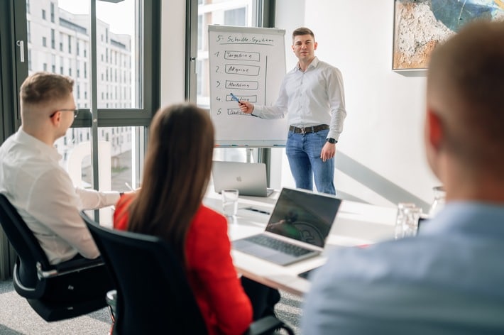 Robert Kirs: Wie B2B-Unternehmen durch soziale Medien erfolgreich Neukunden gewinnen 02 22 Company Socin GmbH 7942 1