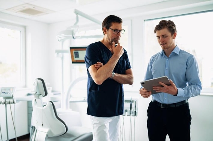Alle suchen! – Experte erklärt, wie man sich als Arbeitgeber in der Zahnmedizin, trotz schwierigem Marktumfeld durchsetzt WhatsApp Image 2022 17 at 21.49.43